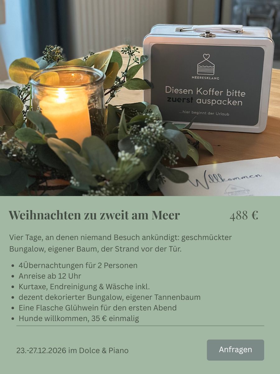 Weihnachtsdekoration mit Kerze im Ferienhaus an der Ostsee